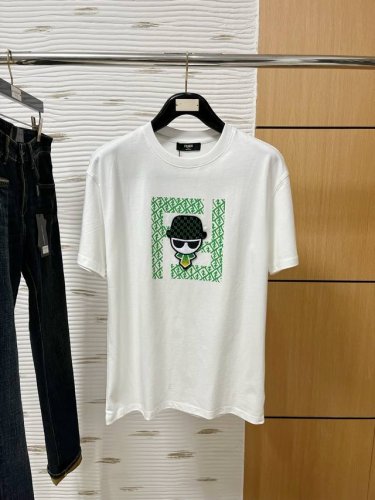 Fd春夏新款首发专柜最新款短袖圆领T恤 高端订制 设计前卫时尚！品牌Logo重工艺设计 高端定制230克面料.手感柔软.穿着舒适.专柜级别精致车线.颜色：黑色。