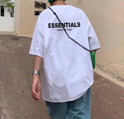 Fog Essentials圆领短袖男女同款半袖T恤 面料采用230G双纱纯棉面料、经过高温预缩处理，配套同缸1X1螺纹，反复水洗不易变形。 定位裁剪、版型纯正