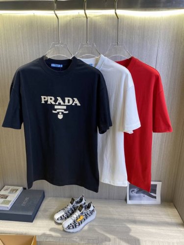 调价 Prada普拉达 2025春夏新款高克重重磅圆领短袖出货啦！！ 春夏出门必备款 定制高克重纯棉面料 搭配当下流行重工工艺 做工走线精细 面料上身舒适 三标