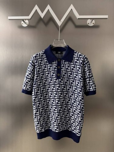 fendi 芬迪2025夏季新款Ff老花翻领羊毛针织短袖T恤 本款翻领短袖Ff羊毛材质 呈全幅编织效果 饰有罗纹饰边 积极档次的一款夏季羊毛男士针织衫 尺码 S