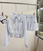 品名：Ralph Laure* 拉夫刺绣蓝条纹长袖衬衫花边抽绳短裙两件套 尺码：S.M 颜色：蓝条纹 清新蓝白套装对视觉和心情都很友好，一键解锁松弛感，老钱松弛