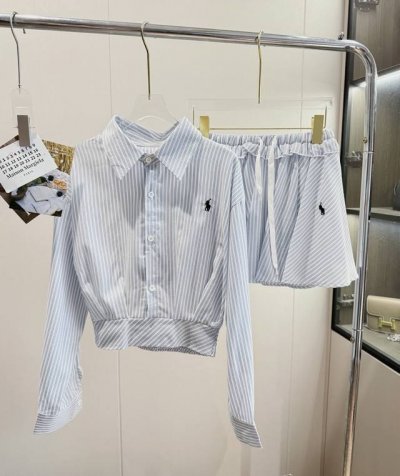 品名：Ralph Laure* 拉夫刺绣蓝条纹长袖衬衫花边抽绳短裙两件套 尺码：S.M 颜色：蓝条纹 清新蓝白套装对视觉和心情都很友好，一键解锁松弛感，老钱松弛