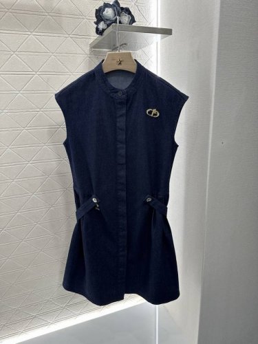 dio*2025新品上架 腰带胸针牛仔连衣裙 定制Yb进口斜纹牛仔棉材质 质感柔软 垂感有型 无袖连衣裙 利用剪裁和细节提升精致度 落肩无袖设计大气优雅 搭配前