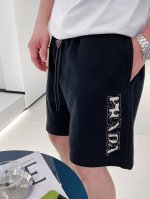 普拉达Prada2025新款短裤，五分短裤！官网同步 原版1-1复、洗水割烂工艺 ，做工精细无可否认、提花Logo图案设计 原版五金 精选优质聚酯纤维面料、手感