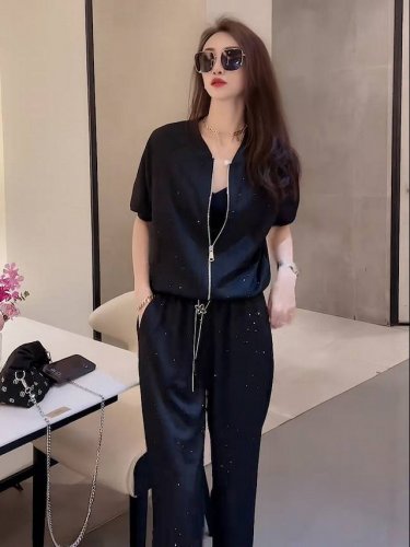 码数：S-M-L-Xl-Xxl 颜色：黑色 面料：聚酯纤维 描述： 上身感觉贴合身材比例线，不挑人的版型 精致的裤腰链装饰设计时髦有型 正面钉钻装饰设计风，丝滑