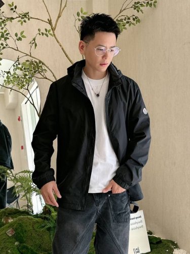 蒙口 官网同款，三标齐全同步发售！2025春季新款男士夹克外套，专柜Logo高品质原单三标齐全高端版本！专柜定制面料 透气舒适度高，细节无可挑剔，品牌元素设计理