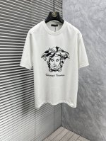 范思‘’2025Ss春夏最新款短袖T恤出货啦！！ 2025新款T恤 高版本专用面料 高克重 260G 纯棉面料 上身舒适不失挺阔 针脚刺绣工艺、数字印花、植绒工
