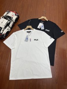 p120 2025年新款Fila / 斐乐 字母款手感超舒适男女同款短袖上衣 这一次，我们为男女情侣们精心准备了多款时尚、百搭的黑色和白色字母短袖，让你们在炎炎