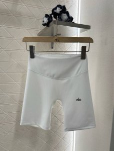 alo*2025新品上架 时髦骑行短裤 定制Yb斜纹全棉材质 质感舒适 高弹力满足各种户内户外运动所需 骑行短裤裁剪 宽边贴合腰腹 包裹性轻松修饰腰部曲线 单边