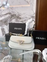 prada普拉达月牙腋下包 今年真的太流行中古腋下包了 一款Sportsexy风格包包 超级喜欢它简单有质感的设计 上身性感而帅气 很能装而且方便啊 无敌时髦洋