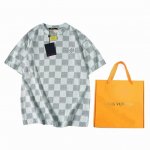 配礼盒5 1V 新款 棋盘格印花短袖T恤 面料采用32S双股棉平纹布，克重260G，胚布缸内煮炼祛除杂质色纤棉壳不添加荧光增白剂，做成成品无荧光白半漂底布，匹布