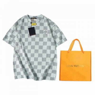 配礼盒5 1V 新款 棋盘格印花短袖T恤 面料采用32S双股棉平纹布，克重260G，胚布缸内煮炼祛除杂质色纤棉壳不添加荧光增白剂，做成成品无荧光白半漂底布，匹布