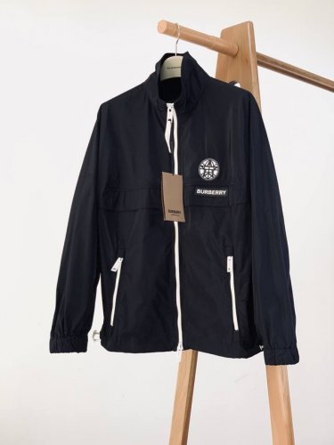 Burberry 巴宝莉 休闲夹克外套，上身秒瘦显白 ，手感处理完美，客供五金辅料装饰。商务通勤休闲兼备，满足于日常各种穿搭，上身型款十足，满满的高级感！衣身两