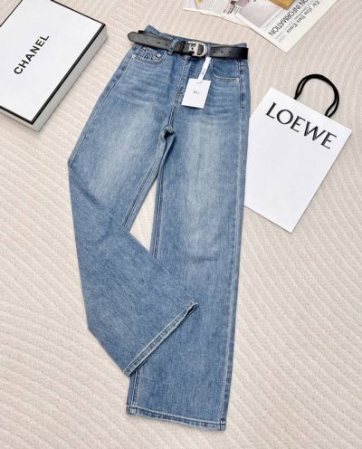 dior2025早春夏新品Dior压花字母皮带直筒微弹牛仔裤，前后口袋压花Dior Logo中高腰阔腿直筒版型微微弹力，压花字母设计风，定制纯棉赛络纺牛仔面料柔