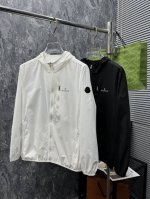 情侣款 25Ss春夏新款暗格纹肌理轻薄立领防晒衣，贸易公司渠道稀出，同步官网发售！来自男士高端定位品牌，高段位，低调奢华的品味，让人无法拒绝！ 这款夹克采用客供