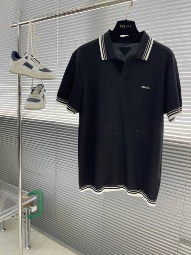 prad 商务休闲通勤款,渠道精品唯美主义的英式裁剪艺术尽显男士魅力风采. 25春夏 专属标识polo衫短袖T恤 经典的翻领裁剪工艺从未停止.既不单调也不复杂,