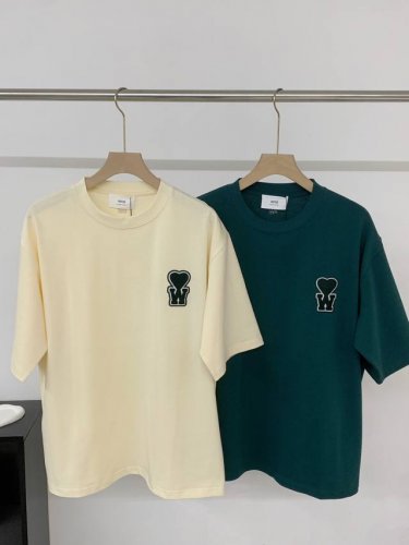 ami X Wooshik联名徽标Wdc宽松T恤 男女同款撞色徽标短袖 奶油米和英伦绿搭配两个色调，给春夏带来不一样的色彩体验Vc 传统的A字母被W字母替换更特