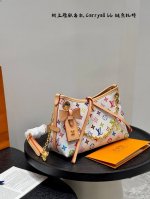 全套礼盒 Lv新款Carryall Bb 村上隆联名款白三彩 链条小Tote托特 鲶鱼须子和大金链子宝宝们形容的太贴切了 Lv配金链子真的好看 小小咩觉得新版C