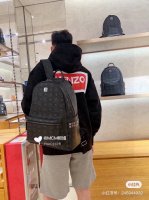 mcm巨无霸双肩包 这款绝对是Mcm的宝藏款，红遍大江南北，试问谁人不知谁人不晓？ 这款包采用的是经典的Visetor材质，非常耐磨耐用 两侧各有18颗铆钉，凸