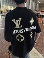 模特图组 款号 Dc100# lv 路易威登加密府绸缎衬立体拱桥绣花+绳绣字母Logo短袖T恤 280克纯棉双砂面料 所有面料均已提前做过缩水 品质第一 所见即
