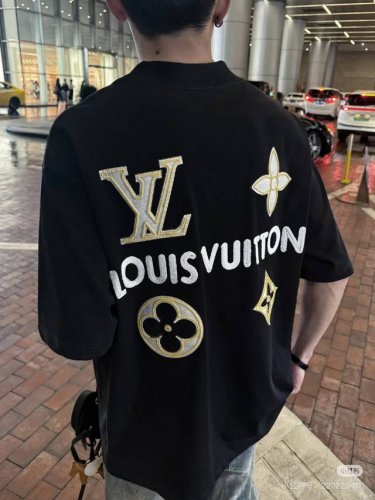 模特图组 款号 Dc100# lv 路易威登加密府绸缎衬立体拱桥绣花+绳绣字母Logo短袖T恤 280克纯棉双砂面料 所有面料均已提前做过缩水 品质第一 所见即