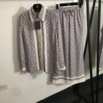 款号20250379 Lv*新款家居风套装，老花Logo印花休闲长袖衬衣+松紧腰阔腿长裤，灰色，Sml， M码；肩宽39，胸围102，袖长63，衣长71；腰围6