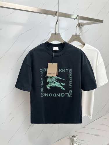 Burb 2025春夏新款首发专柜最新款短袖圆领T恤 高端订制 设计前卫时尚 品牌Logo重工艺设计 高端定制280克面料.手感柔软.穿着舒适.专柜级别精致车线