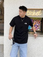 上新！春夏Tnf北面新款短袖T恤,版型剪裁特别有讲究！上身很洋气显瘦内搭外穿都看 高密针织圆领设计，平整简约！亲肤透爽！T恤面料的柔软性舒适性无可挑剔！男女均可
