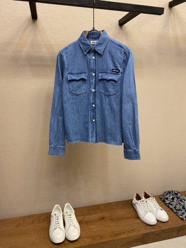 miu Miu25春夏新款 牛仔衬衫 百搭任何风格都能完美轻松驾驭 完美做工，一种随意又慵懒的调调！ 定织定染100%牛仔棉布，透气性佳柔软亲肤多重酵素水洗工艺