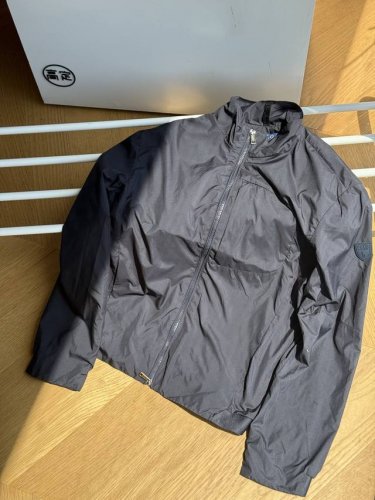 供 Ralph Lauren 拉夫劳伦 25春夏 超柔软梭织薄款夹克 深藏青 S~Xxl 原版梭织面料，手感特别细腻柔软亲肤，胸口拉链口袋，两侧拉链收纳插袋！手