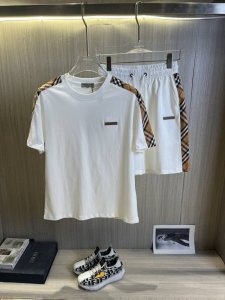 Burberry巴宝莉 2025Ss圆领短袖短裤套装 纯棉面料上身不会闷热 爽滑舒适的亲肤效果更加透气 面料自带肌理感 经典徽标工艺 独有的角度全新演绎 时尚百