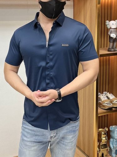 boss 2025春夏 经典的Polo领设计，搭配简洁的单排扣，线条利落流畅，巧妙修饰颈部线条，彰显优雅绅士格调。左胸处精致的品牌标识，采用无痕压胶工艺，细腻而