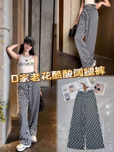 d家老花醋酸阔腿裤，时尚与舒适的完美融合！经典老花图案，彰显奢华格调。醋酸面料，触感丝滑，垂坠感十足，行走间尽显优雅气场。宽松阔腿版型，包容各种腿型，轻松遮肉显