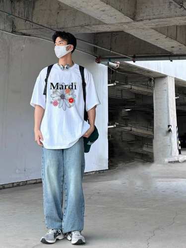 上新Mardi情侣款圆领短袖T恤，全部采用上等原料，质感好颜色鲜明！ 这种款式上身回头率超高！基础款的圆领Tee,男女均可驾驭！ 尺码：S-3Xl 颜色：白色