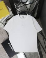 顶级版本 巴宝莉Burberry 2025新款胸前战马圆领短袖 纯棉质面料材质 采用15S精棉平纹 230G 搭配 32S双纱拉架螺纹 300G 精棉面料通常具
