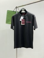 P180，Gucci 古驰，2025夏季最新款，专柜同步有售，原单狠货，时尚休闲圆领短袖T恤，上身很有特点！吸睛而有亮点，进口原版面料，顶级印花工艺字母图案装饰