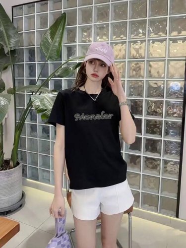 Moncler蒙口 专柜款 胸前刺绣钉珠字母Logo图案袖口徽章图案圆领丝光棉短袖T恤 三标齐全 两色 码数S M L Xl 现货发 M码胸围92衣长60