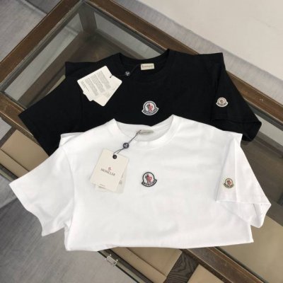 moncler 蒙口夏季新款极简主义短袖T恤 该款T恤是Moncler纯粹个性与功能性的结晶 专为打造休闲造型而设 适用于搭配各种服装 黑色 白色 码数 S X