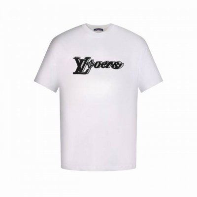louis Vuitton 路易威登 重影Logo字母刺绣短袖T恤 选用260克重的纯棉面料，保证了衣物的透气性和亲肤感。采用万针刺绣工艺，使得图案更加立体生动