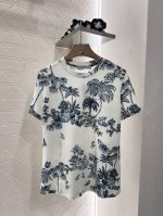 dio*2025新品上架 圆领活性印花 定制Yb丝光全棉材质 透气舒适 质感十足 常规T恤裁剪 凸显品牌格调 采用克重纯棉制成 略带有弹力 呈现显瘦视觉效果 通