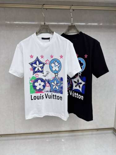 lv 2025早春新款男女同款短袖T恤，！定制专属纯棉面料，定制原版工艺螺纹，胸前重工字母Logo工艺设计！简约大方，从容百搭，档次极高，完美融入时尚还有风情感