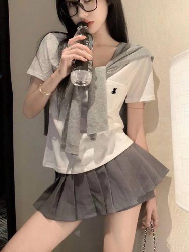 上新 三件套 Rl 拉夫 韩里韩气的甜妹三件套 这款T恤的设计真是太贴心了 无论是单穿还是叠穿都能展现出不一样的风采 加上那件针织披肩学院风百褶裙 整体搭配起来