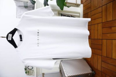 杰尼亚. 25夏季新品！经典宽松版男士短袖时尚圆领单品设计，更加时尚舒适，高标准定制，上身非常有型，胸前奢华定制字母Logo 图案 客供辅料，客供进口高档定制棉
