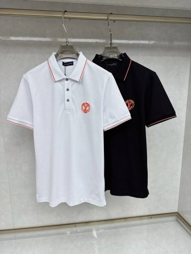lv 2025春夏新款Polo领短袖系列。精选顶级丝光珠地棉面料，三标齐全！时尚大牌元素Logo工艺设计，上身版型超赞，面料细腻舒适透气，随意搭配都超级好看时尚
