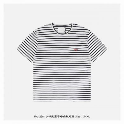prada 普拉达 25Ss 小标勋章字母条纹短袖 定制精密60支双股尊享条纹料，人体学立体裁剪，采用进口机刺绣工艺，精度高，线条流畅而细腻，面料都经过浇洗，手