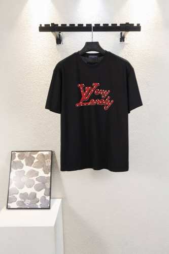 款号k8036 LOUIS VUITTON 路易威登 植绒标识烫钻圆领短袖T恤 三标齐全 采用高克重纯棉面料！ 植绒烫钻工艺，手感非常舒服 OS落肩版型，时尚又