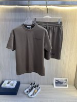 dior迪奥 2025新款套装采用客供独家进口定制面料，面料表面非常有质感显而易见，上身透气轻薄十分舒适，细节处彰显设计特色与精湛工艺，整体细节美妙绝伦！整体款