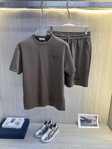 dior迪奥 2025新款套装采用客供独家进口定制面料，面料表面非常有质感显而易见，上身透气轻薄十分舒适，细节处彰显设计特色与精湛工艺，整体细节美妙绝伦！整体款