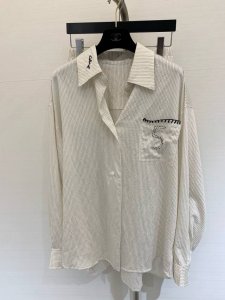 夏季强烈推荐本期必带的套装 定制的天丝棉麻薄料 上身超级舒服 衬衫包容性强 搭配松紧腰头短裤 一套不费脑搭配 上身舒适显瘦 完全不挑人穿 夏日出游遛弯都超级 日