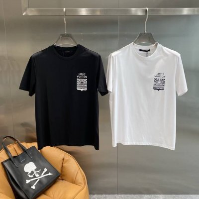 驴家 lvt恤 解锁夏日高级感穿搭 沉稳大气 左胸处别具一格的品牌标识设计 白色的 Louis Vuitton 字样搭配独特图案 精致又吸睛 瞬间提升整体格调